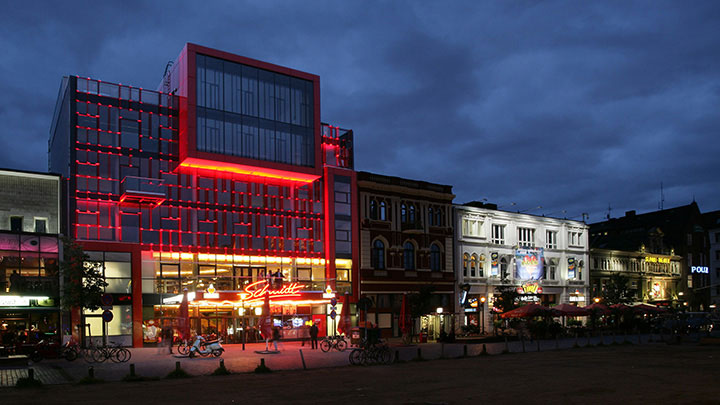Die Desinfektion von Luft, Oberflächen und Gegenständen mit UV-C-Geräten von Philips ist eine wirksame Ergänzung der Hygienekonzepte im Museum, Theater, Konzertsaal und Kino, in der Event-Location oder Ausstellung. UV-C-Licht inaktiviert Viren und Bakterien. Es unterstützt die Eindämmung der Corona-Pandemie, damit wir die Kunst und Kultur bald wieder unbeschwert genießen können.