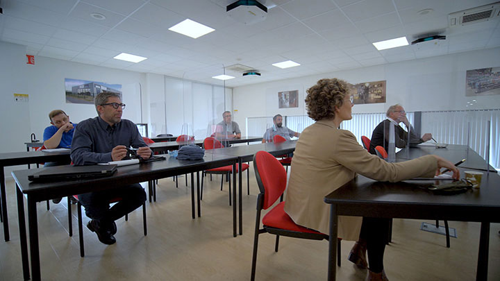Die Desinfektion von Luft, Oberflächen und Gegenständen mit UV-C-Produkten von Philips ist eine wirksame Ergänzung der Hygienekonzepte für Innenräume, wie zum Beispiel Büros, Konferenzzentren, Coworking Spaces, Ämter und Behörden etc. UV-C-Licht neutralisiert Viren und Bakterien und trägt zum Kampf gegen die Corona-Pandemie bei.