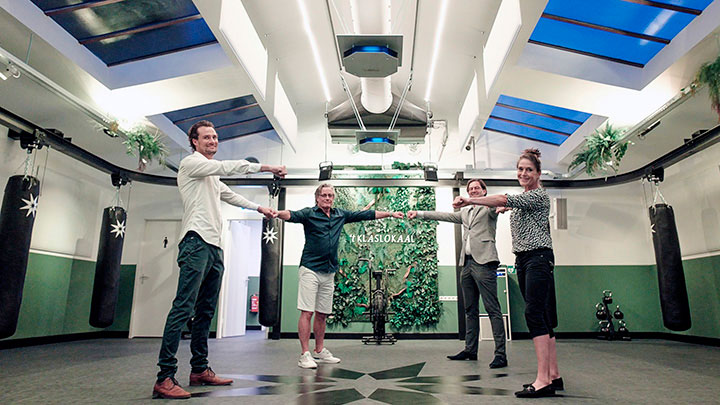 Ganz egal, ob kleines Fitness-Studio oder große Fußballstadion: Die Desinfektion von Luft, Oberflächen und Gegenständen mit UV-C-Produkten von Philips ist eine wirksame Ergänzung der Hygienekonzepte für Freizeitsportler oder Profis. Das UV-C-Licht neutralisiert Viren und Bakterien in Mannschaftskabinen, Trainingsbereichen, VIP-Logen, Sozialräumen und Gastronomie.