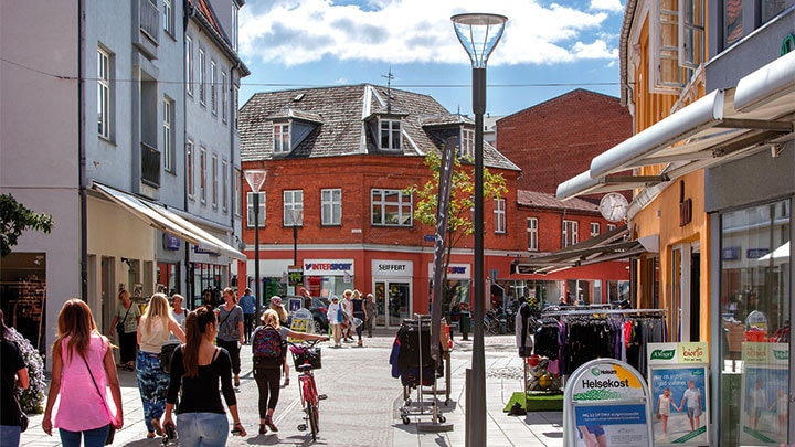 Eine Straße im belgischen Couvin, gut beleuchtet mit Metronomis LED