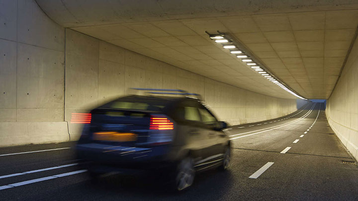 Beleuchtung von Flughafenstraßen – Vermeidung von Lichtverschmutzung