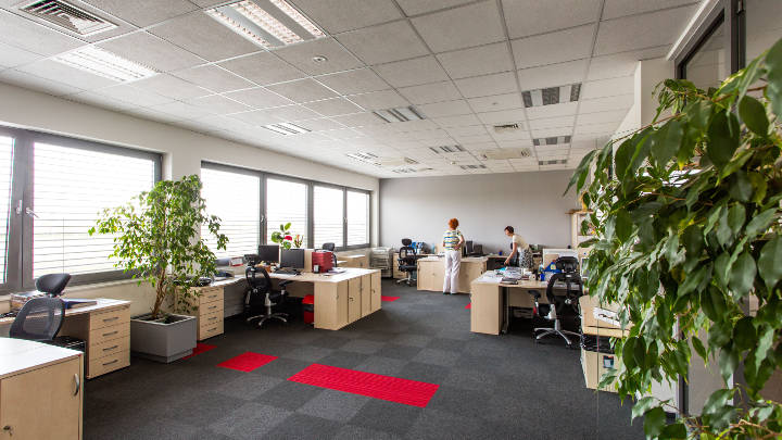 Großraumbüros von Apator, Polen, mit Bürobeleuchtung von Philips