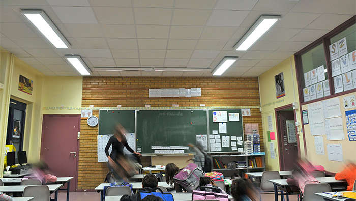 Lernende und Klassenraum, beleuchtet mit Philips Lighting