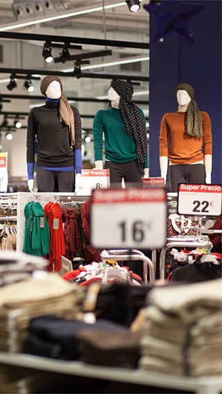 Die richtige Beleuchtung für Mode im Carrefour Santiago zieht Kunden an