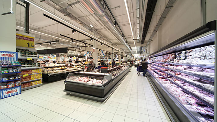 Die Kunden im Carrefour Santiago beurteilen die Frische von Fleisch und Fisch nach deren Erscheinungsbild
