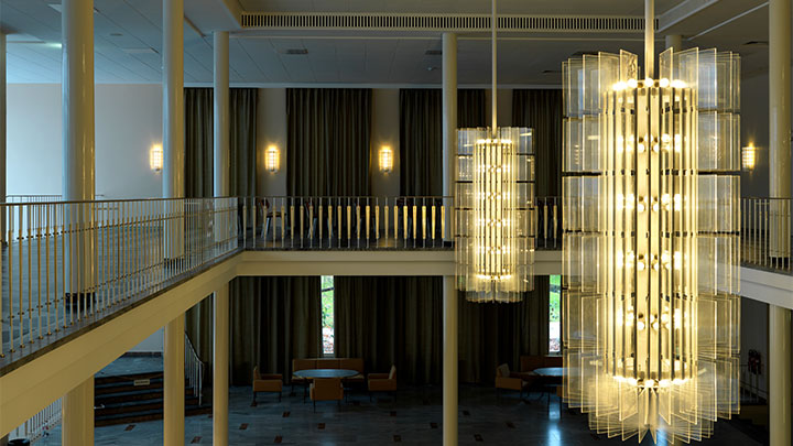 Effektvolle Beleuchtung der Konzerthalle mit einem eindrucksvollen visuellen Ergebnis mit Deckenbeleuchtung von Philips