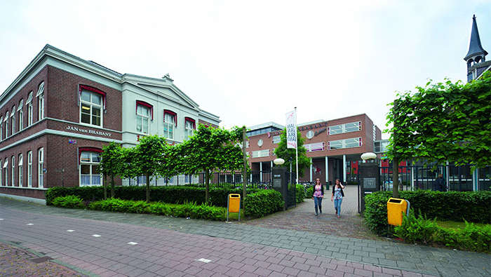 Fassade des Jan van Brabant College, in dem mit Philips Schulbeleuchtung in den Klassenräumen unterschiedliche Beleuchtungsszenarien geschaffen wurden
