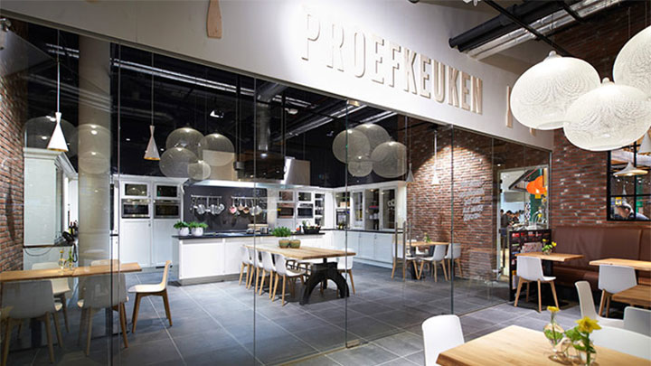 Restaurant im Supermarkt mit moderner LED-Beleuchtung von Philips 