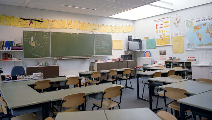 Klassenzimmer in einer Grundschule mit energiesparender Beleuchtung von Philips