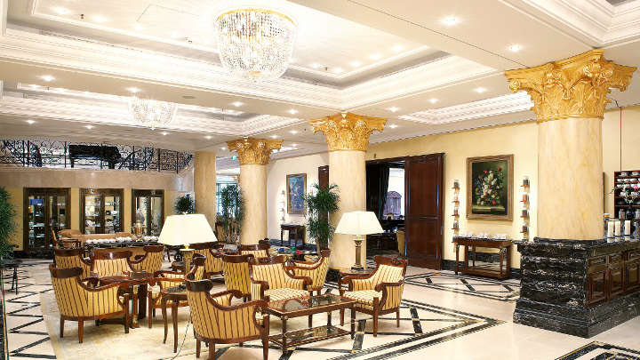 Die Lobby des Ritz-Carlton, beleuchtet durch Kronleuchter von Philips Lighting