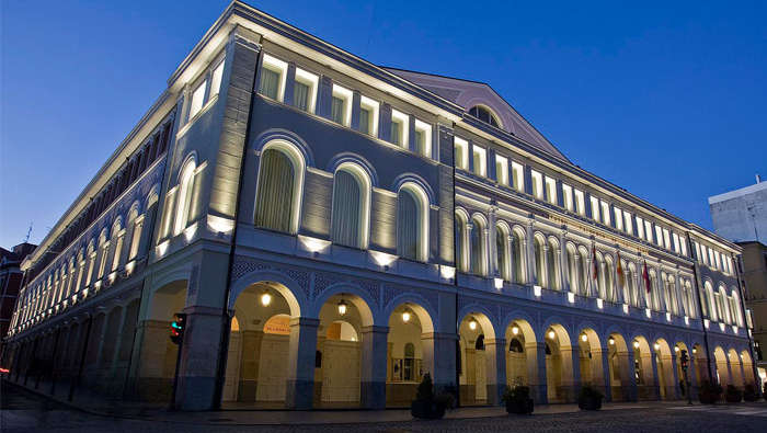 Das Calderon Theatre in Valladolid mit Landschaftsbeleuchtung von Philips Lighting