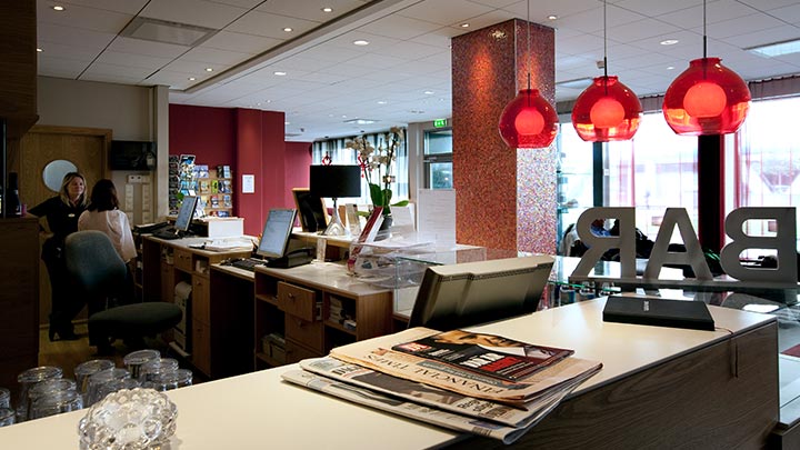 UV-C-Produkte zur Desinfektion von Luft, Oberflächen und Gegenständen sind eine sinnvolle Ergänzung der Hygienekonzepte in Hotels, Restaurants, Cafés und Bars. Hier treffen viele Menschen aufeinander bzw. die Belegung wechselt häufig. Das UV-C-Licht wird genutzt, um die Ausbreitung von Viren und Bakterien zu verhindern und die Corona-Pandemie einzudämmen.
