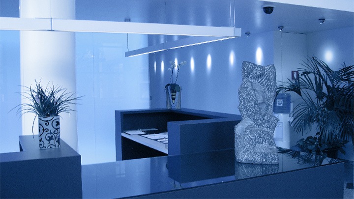 UV-C-Spezialisten im Elektrogroßhandel oder in Installationsunternehmen unterstützen Sie beim professionellen Einsatz von UV-C-Licht zur Desinfektion. Die Planung, Installation und Inbetriebnahme von UV-C-Geräten sollte nur durch Fachleute erfolgen.