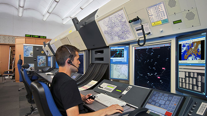 Flugverkehrskontrollzentrum. Der Einfluss der Beleuchtung auf Stimmung und Produktivität.