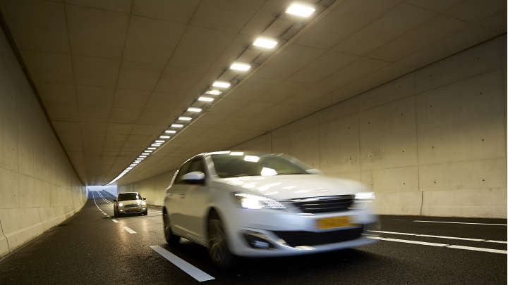 Hell erleuchteter Tunnel mit Philips Beleuchtung