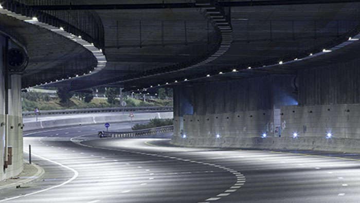 Hell erleuchteter Tunnel mit Philips Beleuchtung 