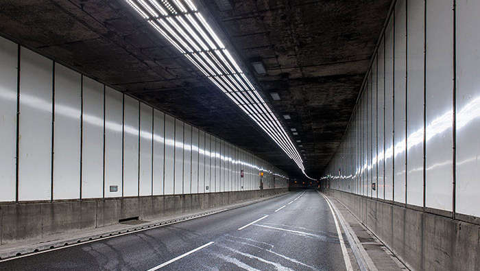 Hallen-Reflektorleuchten im Meir-Tunnel