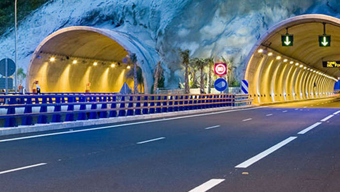 Hell erleuchteter Tunnel mit Philips Beleuchtung 