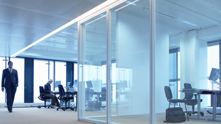 Dynamisches Licht im Büro, das sich an das verfügbare Tageslicht anpasst 