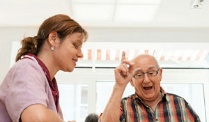 Pflegekraft und Patientin in einem Altenpflegeheim, in dem der natürliche Biorhythmus durch Philips Lighting unterstützt wird