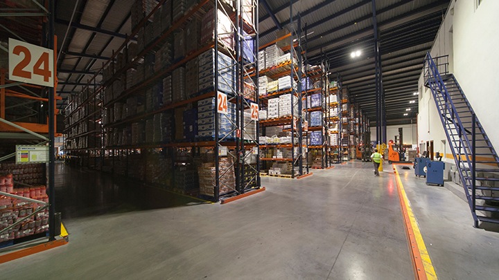 Philips Lighting GreenWarehouse-Industriebeleuchtung kann bis zu 50 % Energie für Ihr Lager einsparen