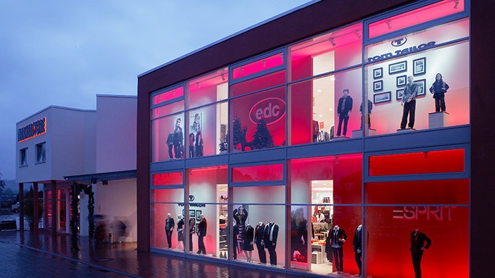 Akzentbeleuchtungen im Schaufenster werden möglich mit den PerfectScene Dynamic Window LED-Leuchten von Philips Lighting