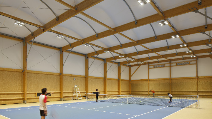 Beleuchtung für Hallentennisplätze - LED-Flutlichter für Sporthallen