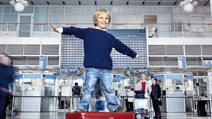 Kind spielt in einem gut beleuchteten Flughafenterminal