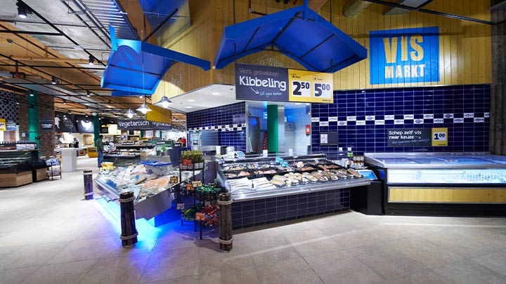 Hell beleuchtete Supermarktgänge