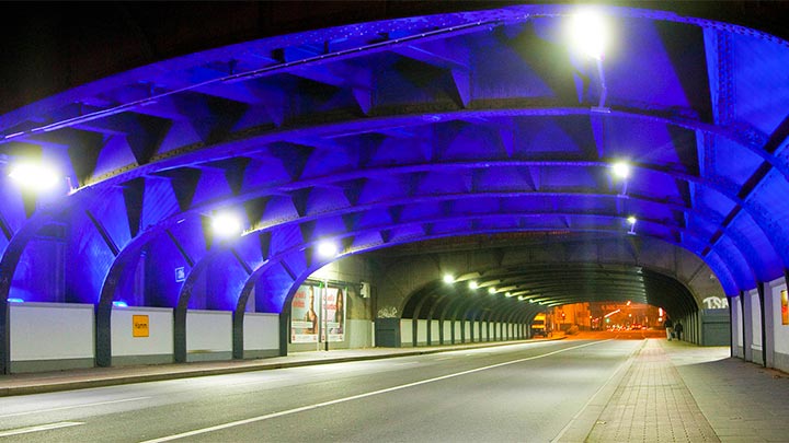 Eine ästhetisch beleuchtete Tunnelfassade