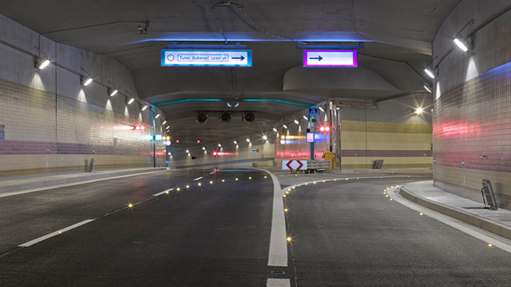 Klare Hinweisbeleuchtung im Tunnel