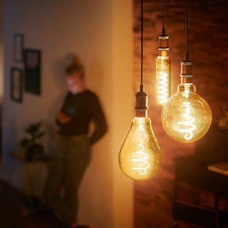 Von der Decke herabhängende Philips Vintage LED-Lampen mit gut sichtbarem Glühfaden.