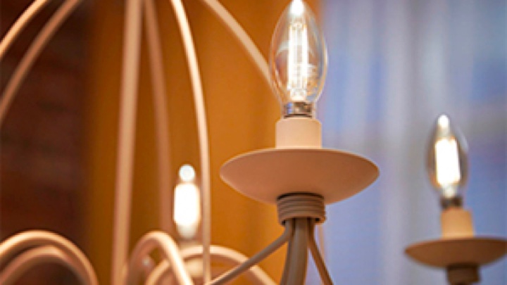 Mehrere Philips LED-Kerzenlampen in einer Leuchte