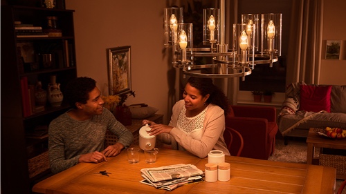 Zwei Personen sitzen zu Hause auf dem Sofa und genießen hochwertiges LED-Licht.