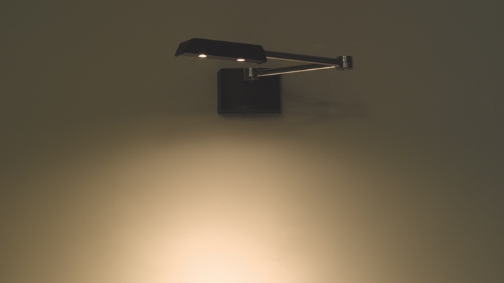Eine verstellbare Lampe, die an einer Wand befestigt ist