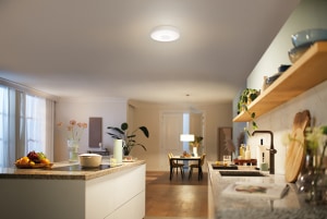 Zimmer mit Philips SceneSwitch LED-Lampe in voller Helligkeit