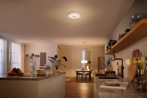 Zimmer mit Philips SceneSwitch LED-Lampe bei geringer Helligkeit
