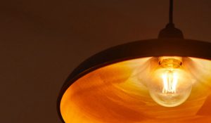 „LED-Lampen im Vintage-Stil in einer Hängelampe, die ein warmes, goldenes Licht ausstrahlt und eine energieeffiziente, nostalgische Beleuchtung für ein gemütliches Licht im Haus bietet.“